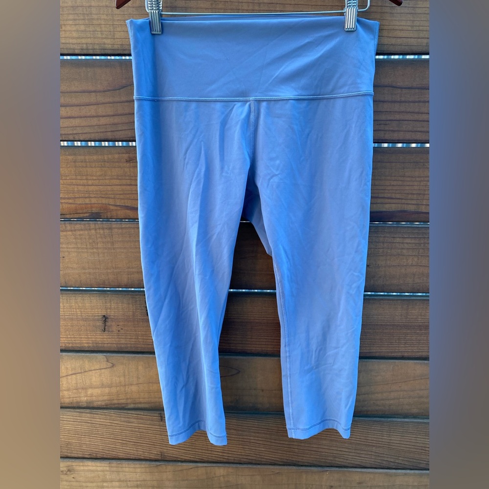 Periwinkle wonder under lululemon cropped leggings